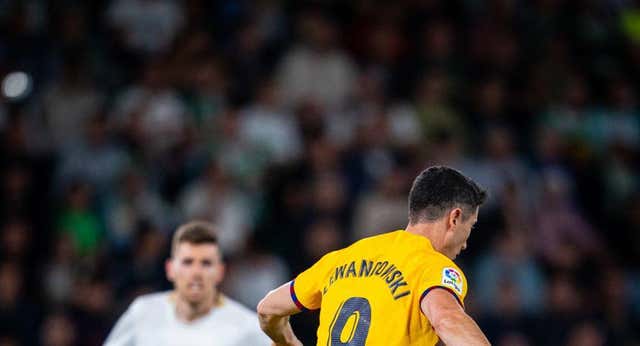 Lewandowski levanta la voz mes y medio después