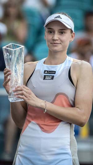 Rybakina, con el trofeo de subcampeona. EFE/EPA/CRISTOBAL HERRERA