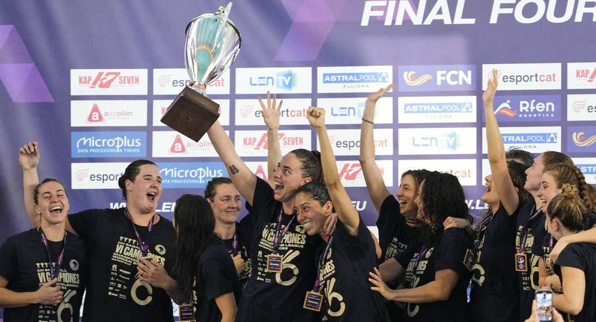 Maica García levanta la sexta Champions del Sabadell./EFE/Alejandro García
