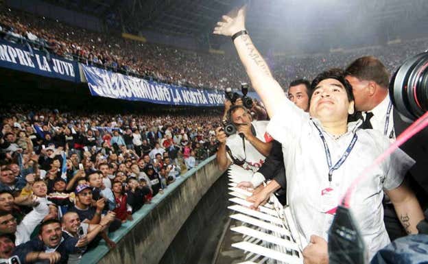 Maradona en su visita a Nápoles en 2005.  EFE
