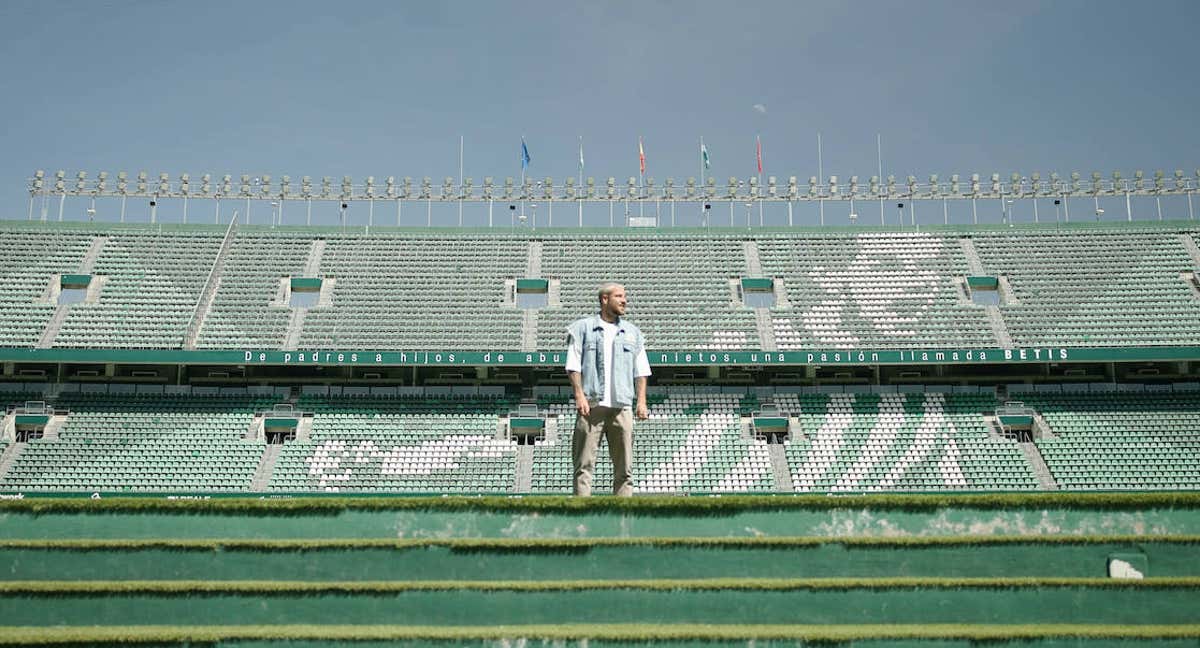 Aitor Ruibal posa en el Benito Villamarín.