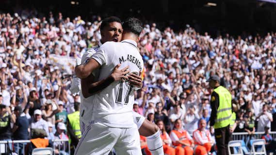 Rodrygo y Asensio se abrazan tras el gol del brasileño al Valladolid. /AFP