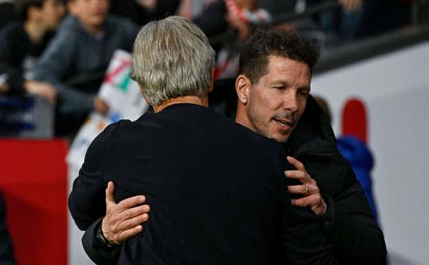 Simeone y Pellegrini se abrazaron antes de empezar el partido en el Metropolitano.
