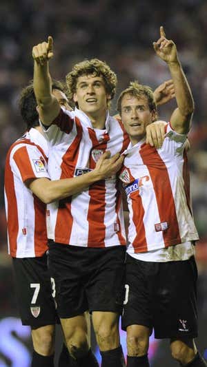 Llorente celebra su gol junto a David López y Yeste. Archivo