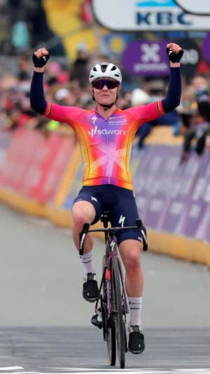 Victoria para Lotte Kopecky en el Tour de Flandes femenino.  EFE/EPA/OLIVIER MATTHYS