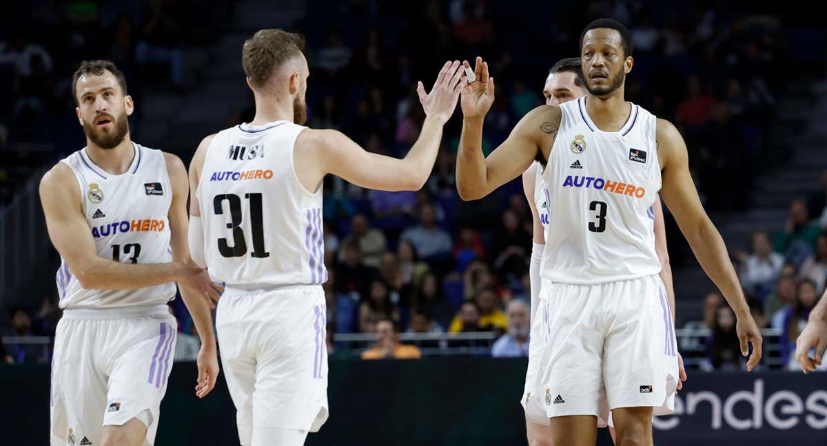 RANDOLPH Y MUSA CELEBRAN UNA ACCIÓN DURANTE EL ENCUENTRO/ ACB PHOTO