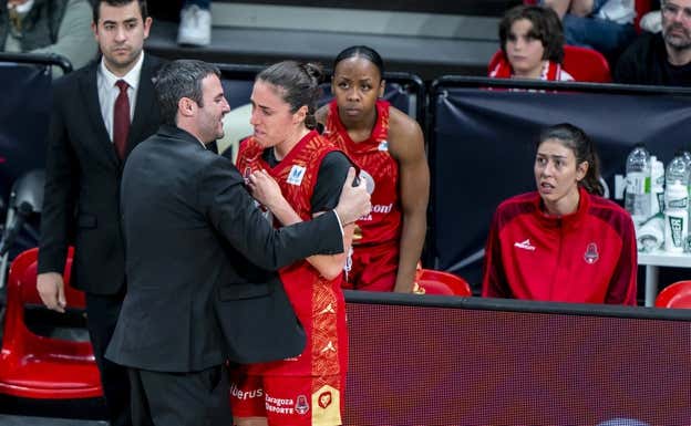 Carlos Cantero consuela a Vega Gimeno, eliminada en el tercer cuarto.  FEB