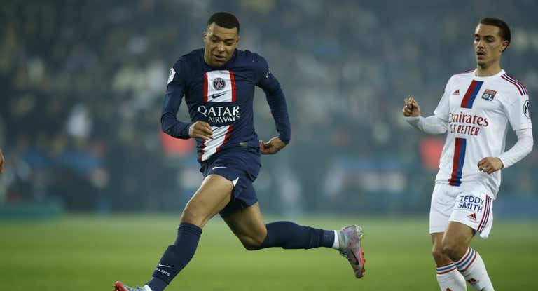 Kylian Mbappé durante el partido contra el Olympique de Lyon.