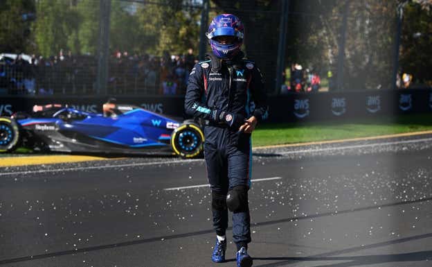 Alex Albon cruza la pista tras abandonar el GP de Australia de F1 2023.  Getty Images