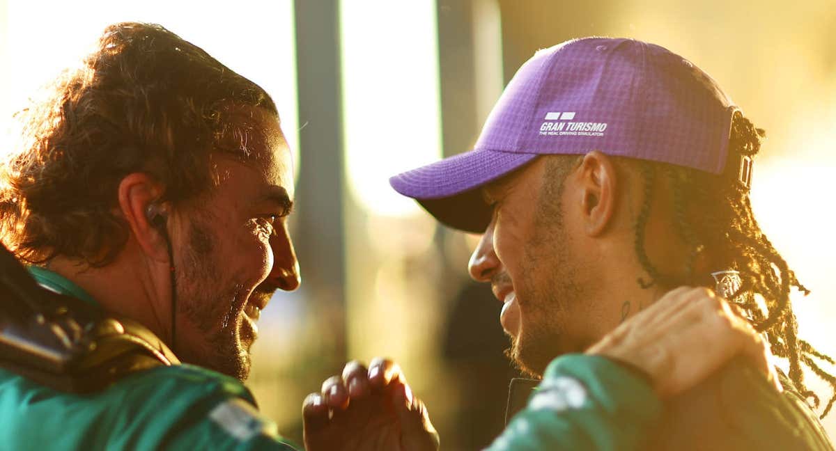 Fernando Alonso y Lewis Hamilton saludándose tras el GP de Australia.