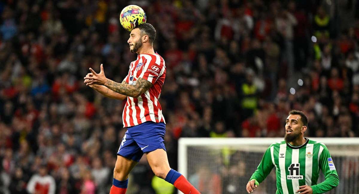 Mario Hermoso, en una acción defensiva ante Borja Iglesias en el Atlético de Madrid-Betis, celebrado el 2 de abril en el Metropolitano. /AFP