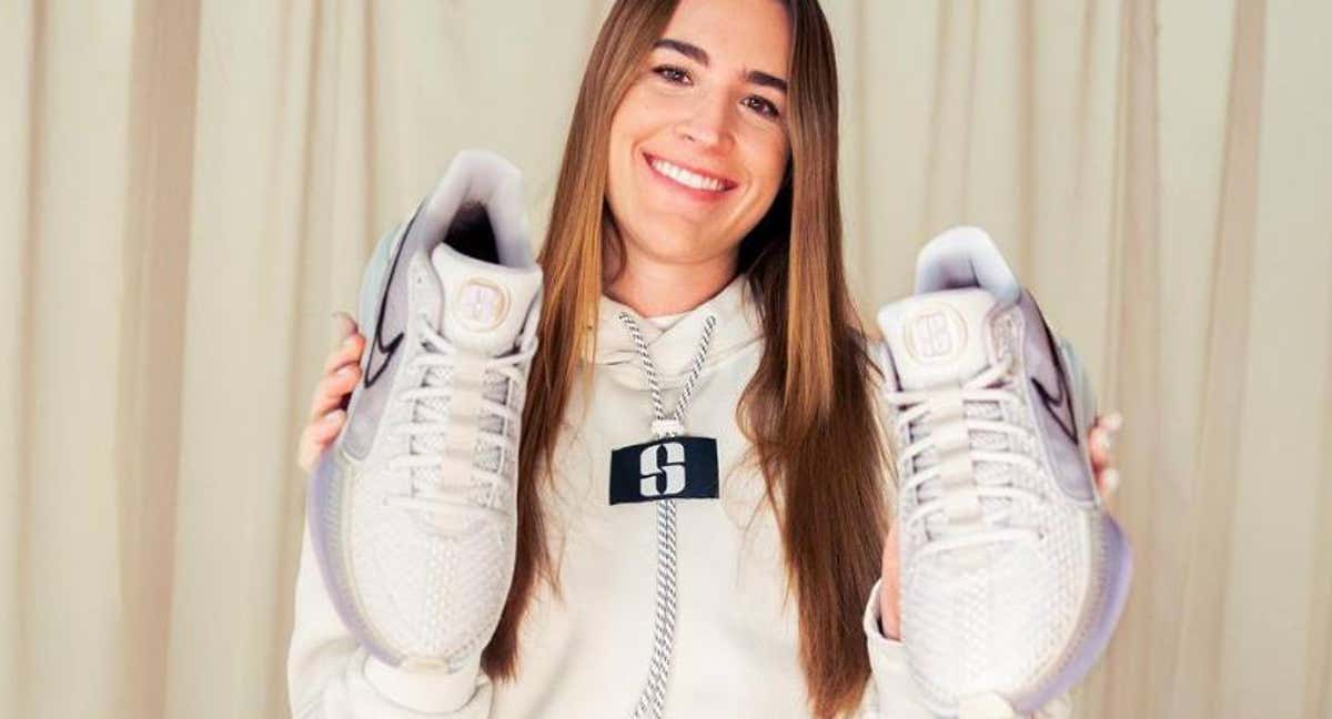 La estrella de la WNBA Sabrina Ionescu posa con sus Nike Sabrina 1./NIKE