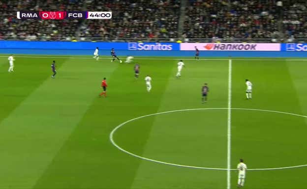 Carvajal corta la jugada haciendo falta a Balde.