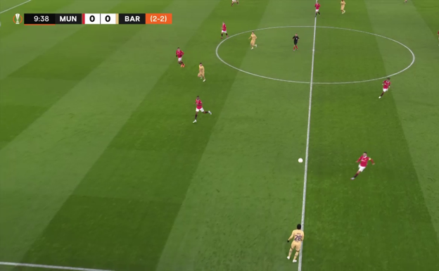 Balde recibe un balón ante la presión de Bruno Fernandes.