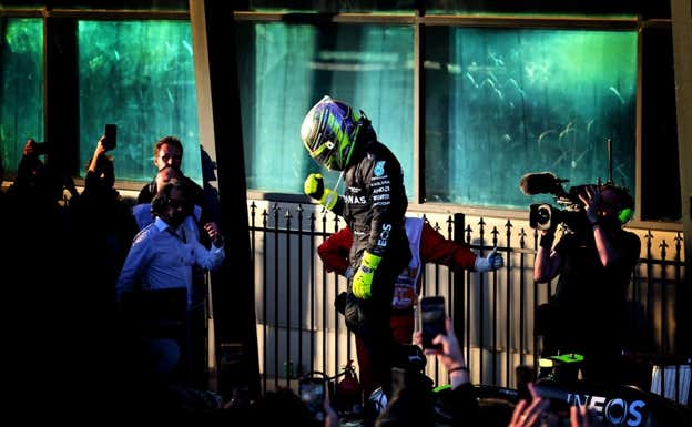 Lewis Hamilton celebra su segundo puesto en el GP de Australia 2023.  Mercedes-AMG