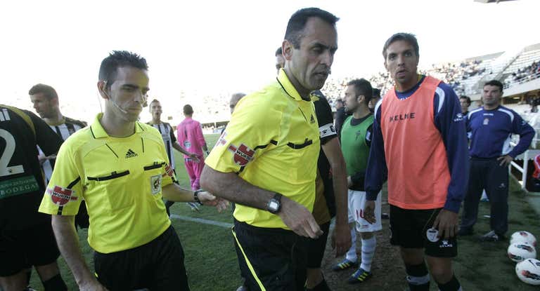 Alfonso Pino Zamorano, saliendo de un campo en su época de árbitro.