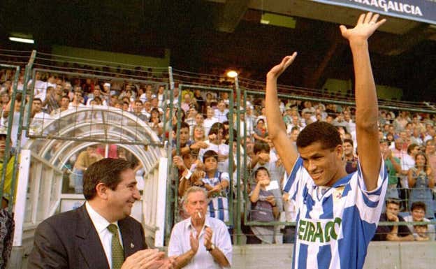 Lendoiro, en la presentación de Rivaldo con el Deportivo.  EFE / MARTA CAPOTE