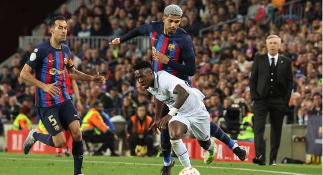 Araujo: «Hoy Vinicius me calentó. Pero lo que pasa en el campo se queda ahí»
