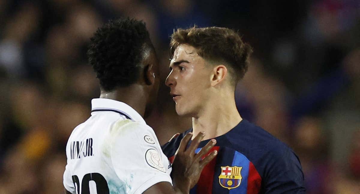 Vinicius y Gavi se encaran durante el Clásico./Reuters