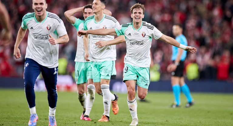 Pablo Ibáñez celebra la clasificación sobre el césped de San Mamés.