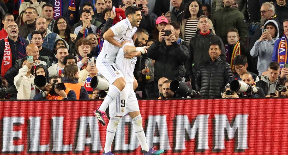 Asensio celebra el tercer gol de Benzema.