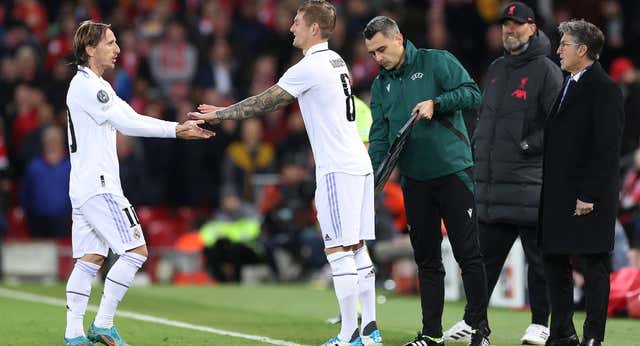 Kroos y Modric aplazan un año más el ‘plan renove’ en el mediocampo del Real Madrid