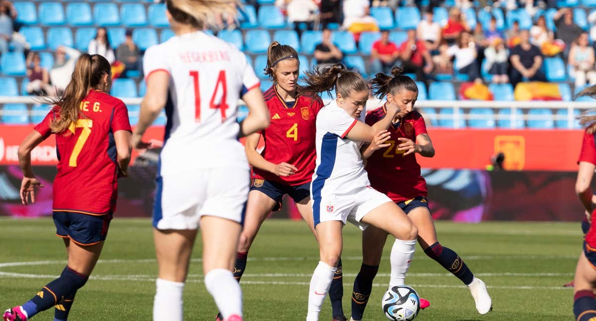 Irene Paredes, en una acción defensiva durante el encuentro ante Noruega. /RFEF