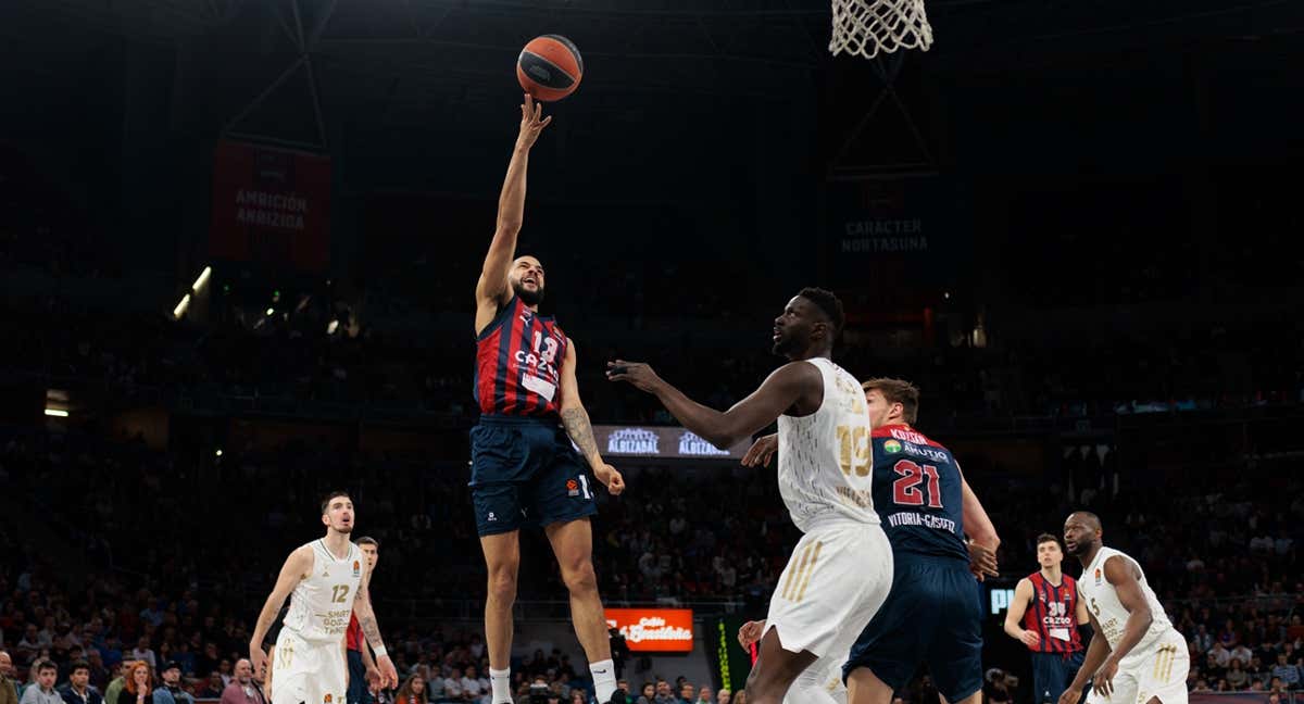 DARIUS THOMPSON LANZA A CANASTA DURANTE EL PARTIDO FRENTE AL ASVEL