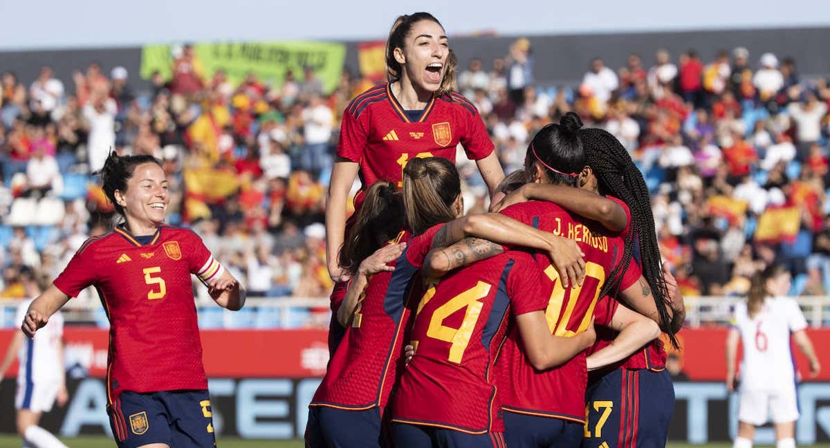 Las jugadoras de la Selección celebran un gol ante Noruega en el amistoso disputado en Ibiza. /RFEF