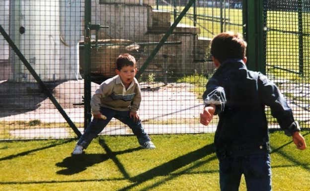 Luca Zidane, junto a su hermano Enzo en el jardín de su casa  Luca Zidane
