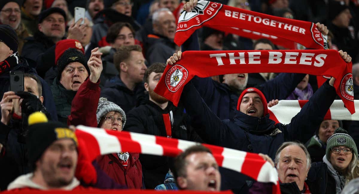 La afición del Brentford en el Community Stadium./AFP