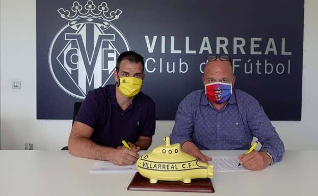 Andres Pardo (izquierda) renovando el convenio del Villarreal con el Mislata UF.