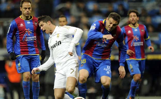 Ballesteros choca contra Cristiano en la temporada 2011-21.