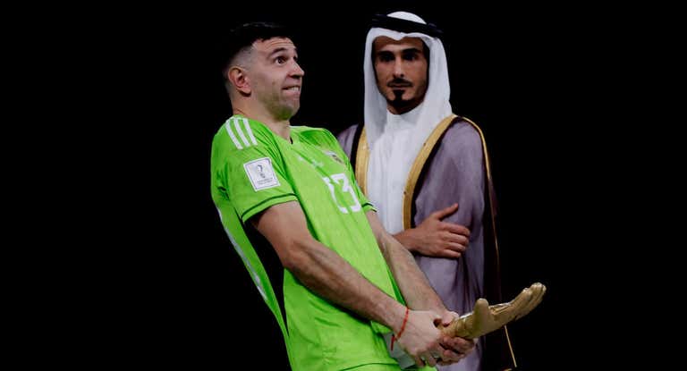 El gesto del 'Dibu' Martínez al recoger el premio de mejor portero.
