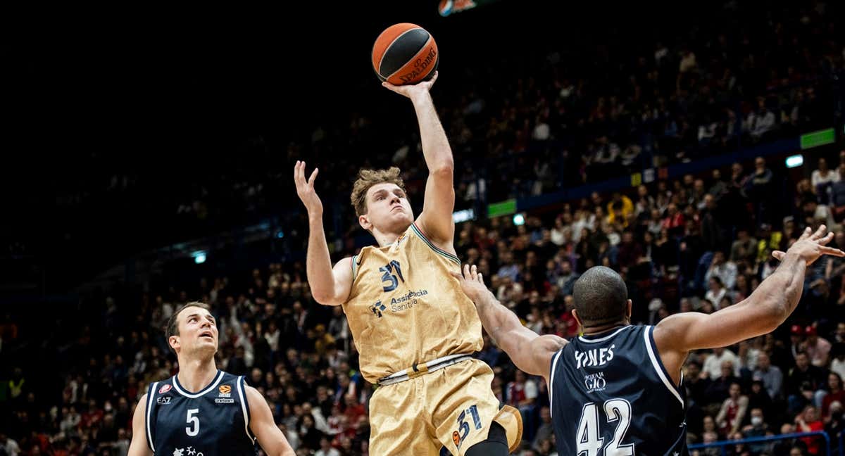 ROKAS JOKUBAITIS LANZA A CANASTA ANTE LA DEFENSA DEL ARMANI MILÁN