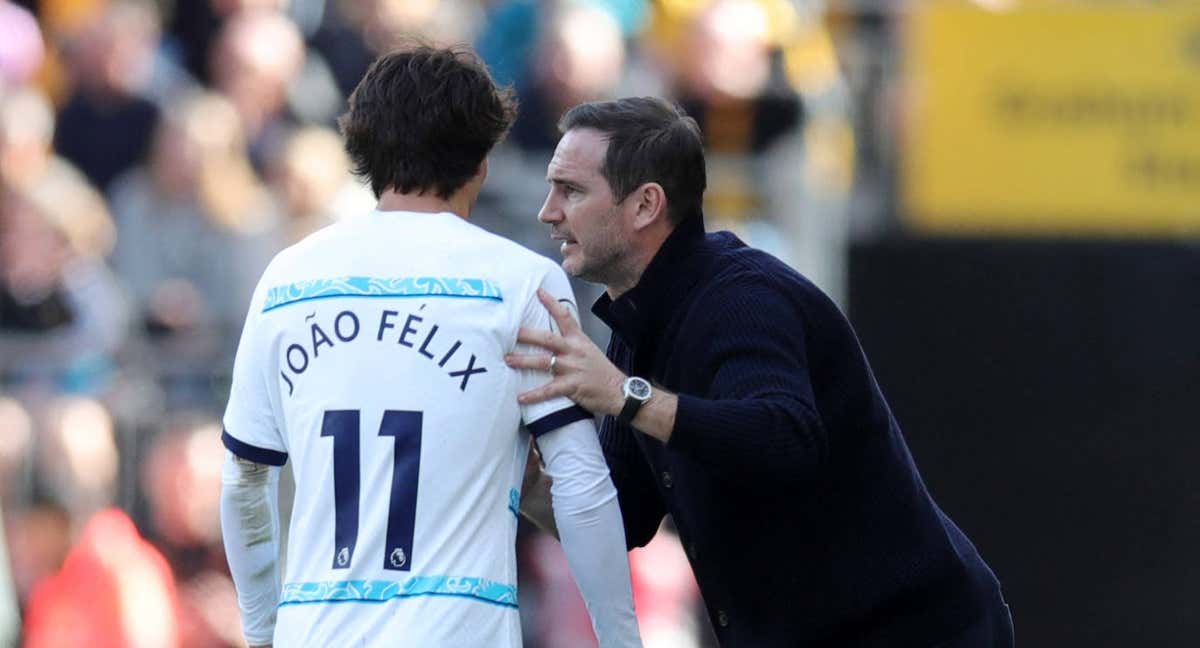 Lampard habla con Joao Félix durante el partido.