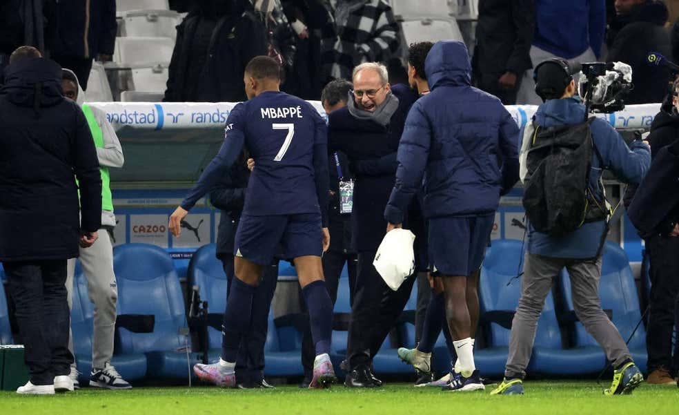 El PSG sigue mimando a Mbappé pese a los roces: su padrino Luis Campos seguirá