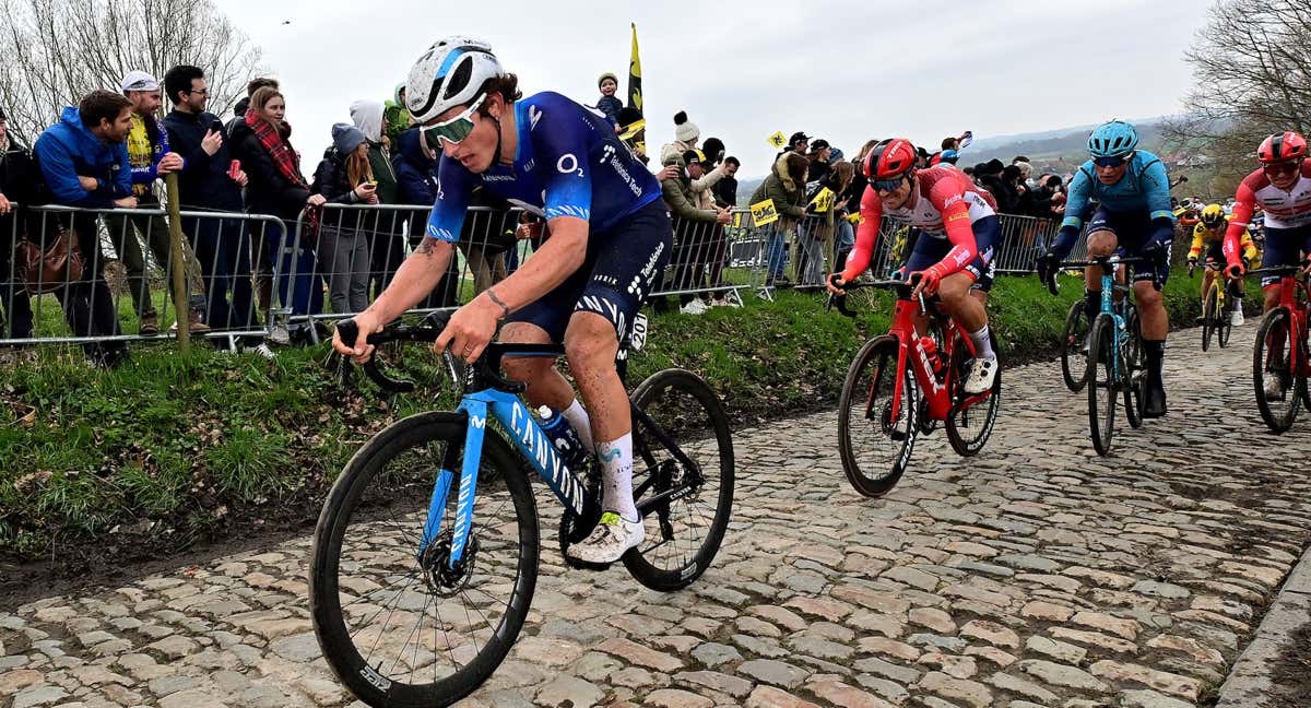 Iván García Cortina, sobre el pavé durante el pasado Tour de Flandes. /MOVISTAR TEAM / GETTY IMAGES