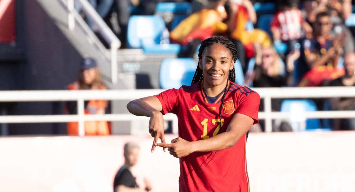 Salma Paralluelo celebra uno de sus goles en el último partido de España ante Noruega. /RFEF