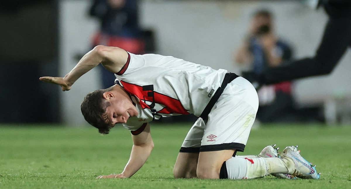 Fran García golpea el suelo después de confirmarse la derrota contra el Atlético. /REUTERS