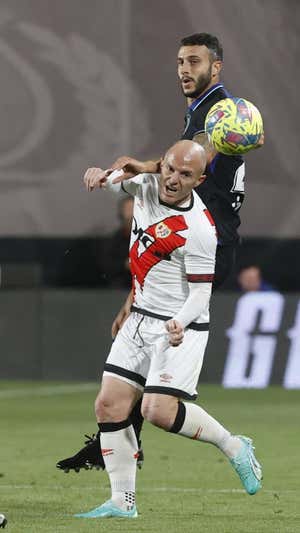 Mario Hermoso se adelanta en una acción a Isi. EFE