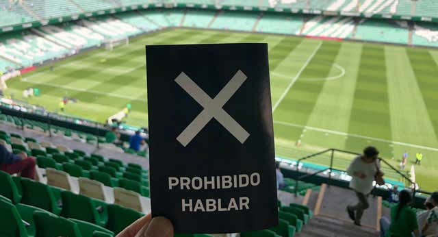 Silencio y bocas tapadas para protestar por la sanción a Canales
