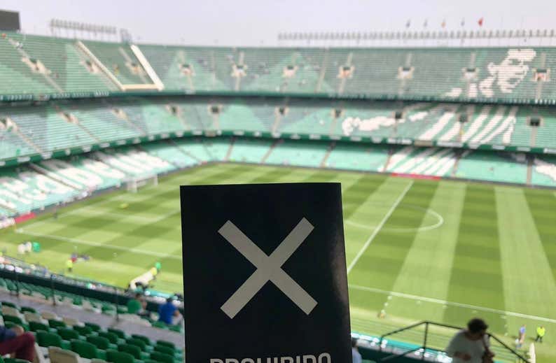 Silencio y bocas tapadas para protestar por la sanción a Canales