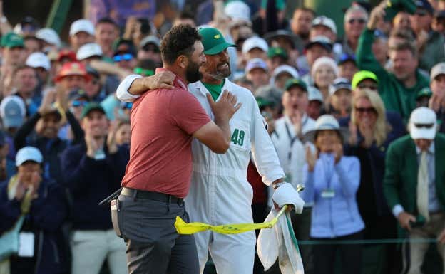 Adam Hayes fue la primera persona que abrazó Jon Rahm. REUTERS