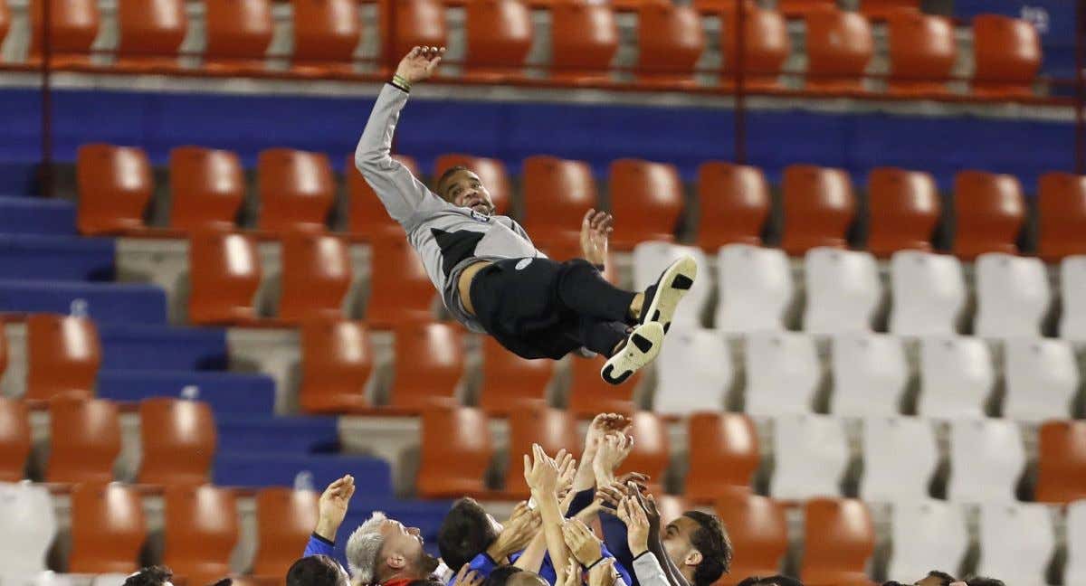 Juanfran, vitoreado por los jugadores del Lugo./