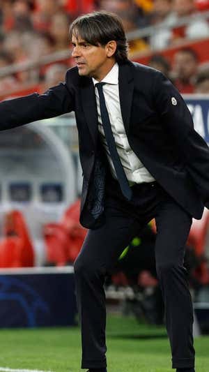 Inzaghi da instrucciones durante el encuentro.  EFE