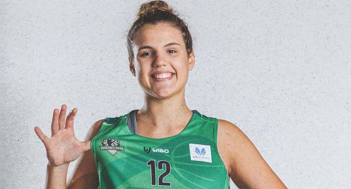 Txell Alarcón posa con la equipación de Kutxabank Araski.