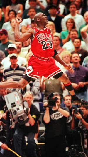 Michael Jordan celebra su canasta ganadora en Utah. Reuters