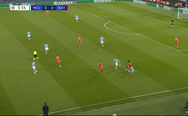 Una vez Davies conduce hacia dentro se encuentra con hasta cuatro jugadores del City en pocos metros que imposibilitan una conducción dañina. Stones y Rodri, siempre cerca de sector de balón.