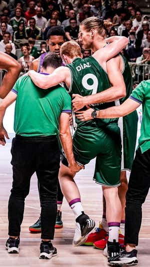 Alberto Díaz abandona lesionado la pista en el primer partido.  UNICAJA/M. POZO